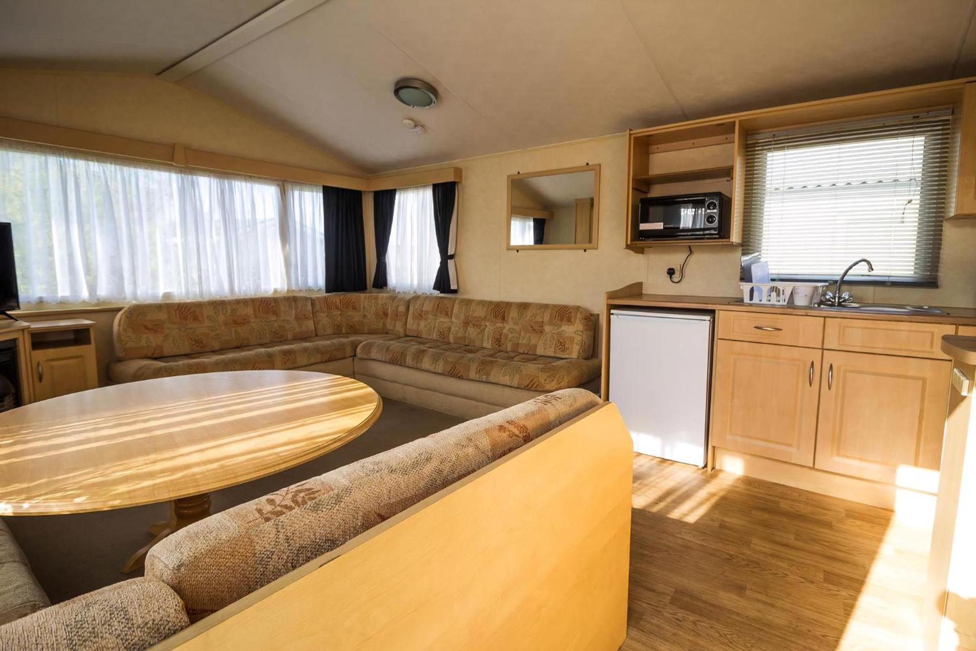 8 Berth Caravan For Hire At St Osyth In Essex Ref 28026fi Campeggio