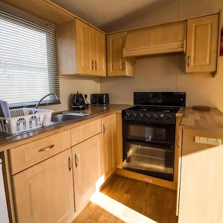 8 Berth Caravan For Hire At St Osyth Beach Holiday Park In Essex Ref 28026Fi Clacton-on-Sea Exterior photo