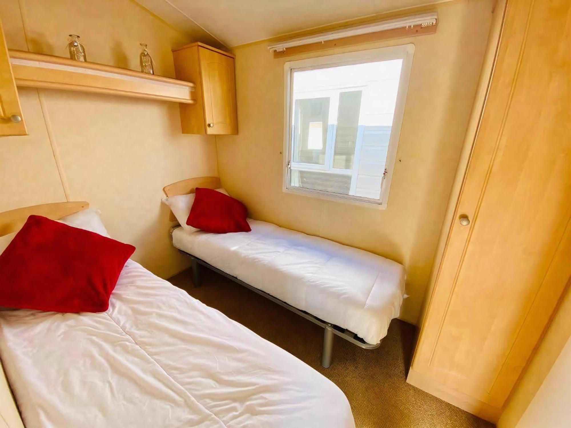 Campsite 8 Berth Caravan For Hire At St Osyth In Essex Ref 28026fi *
