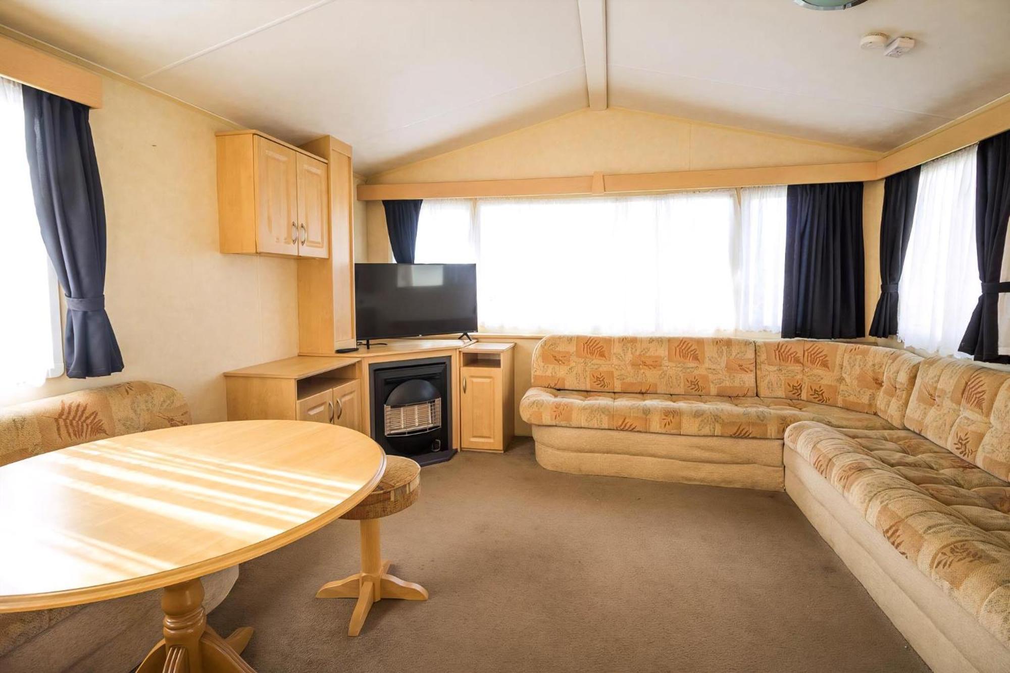 8 Berth Caravan For Hire At St Osyth In Essex Ref 28026fi