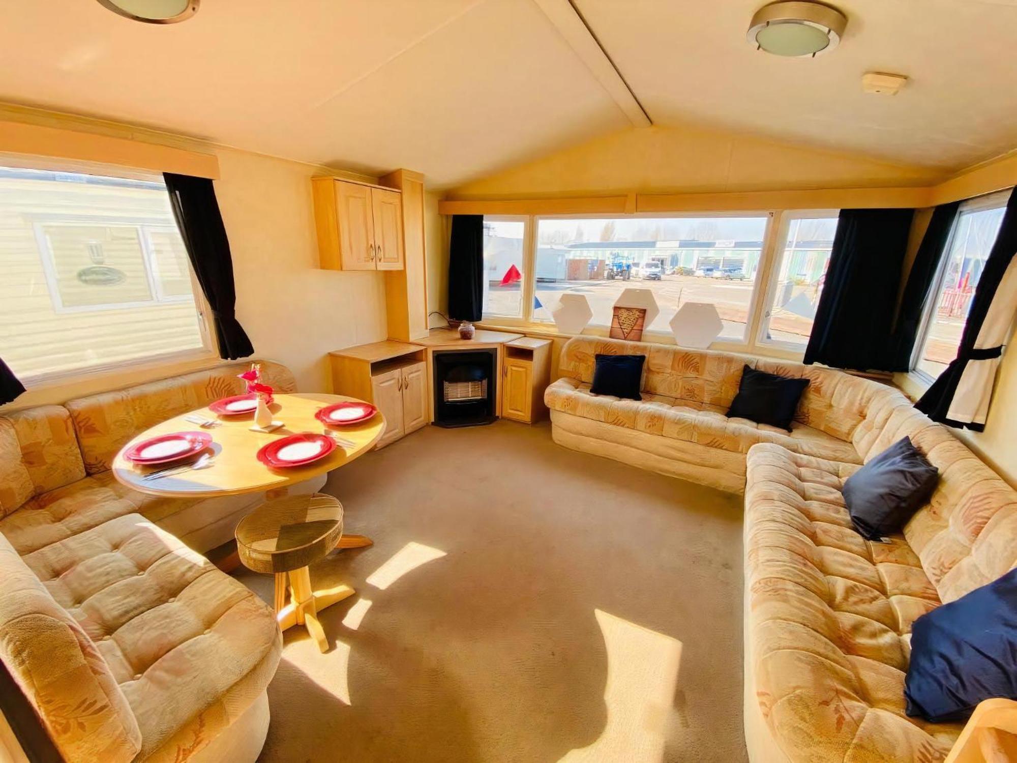 8 Berth Caravan For Hire At St Osyth In Essex Ref 28026fi *