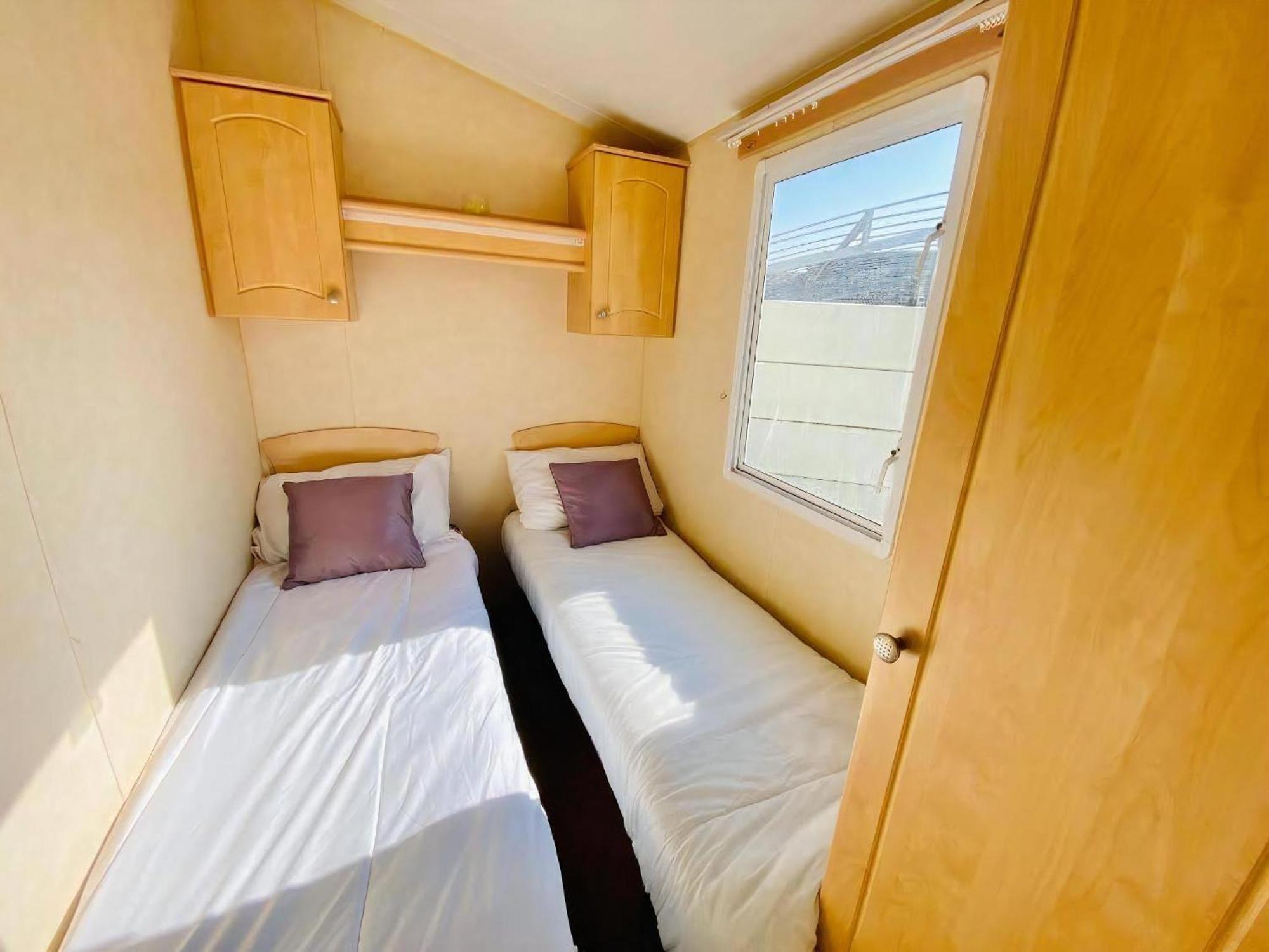 Campsite 8 Berth Caravan For Hire At St Osyth In Essex Ref 28026fi